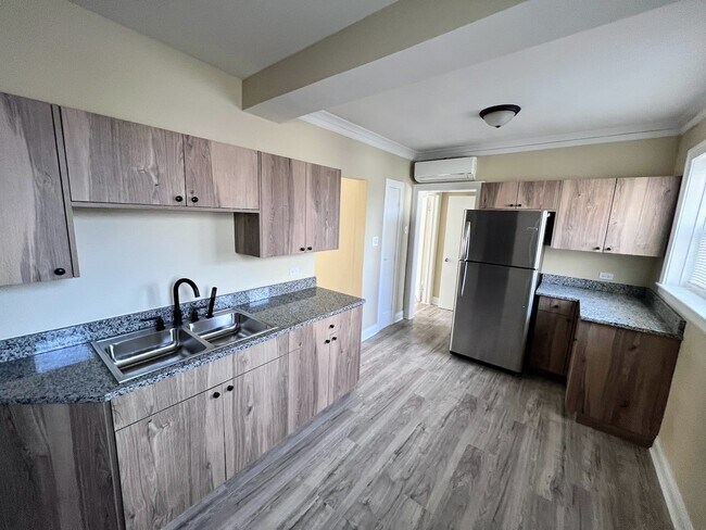 Foto del edificio - 5844 W Barry Ave