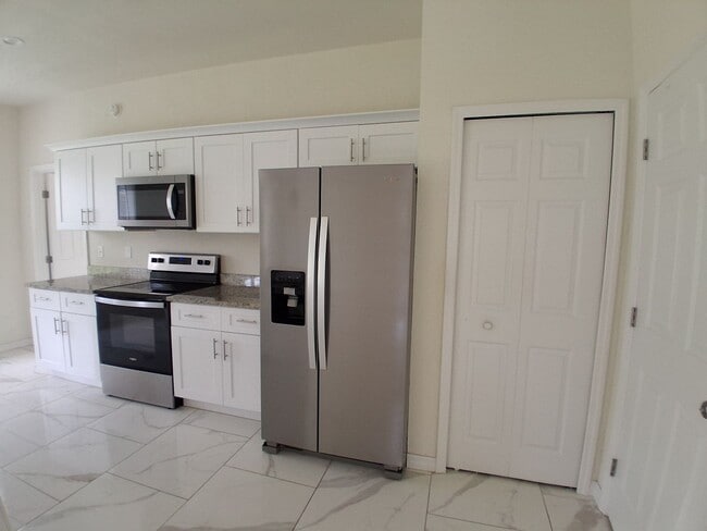 Building Photo - Stunning 4BR/2BA Home with Modern Upgrades...