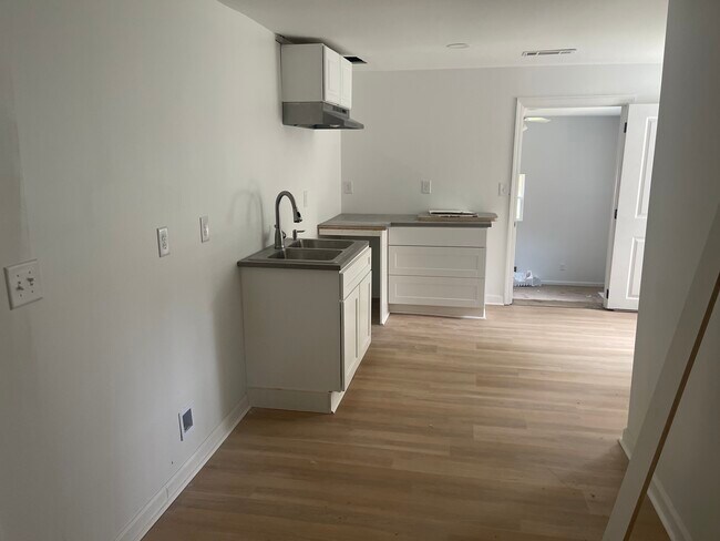 Building Photo - 122 Ella St