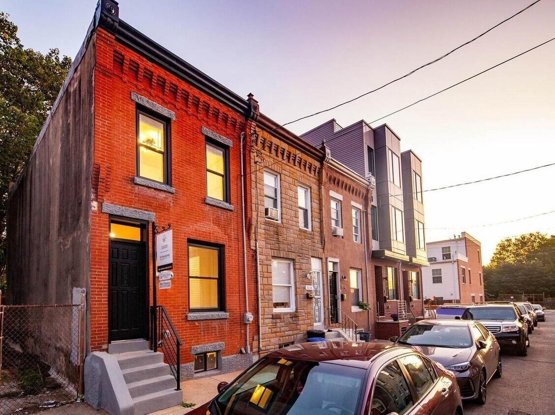 Primary Photo - Unbelievable 3-Bed/2-Bath Townhouse in Gra...