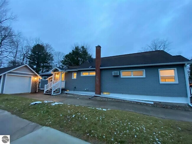 Estacionamiento fuera de la calle para dos autos - 815 Sixth St