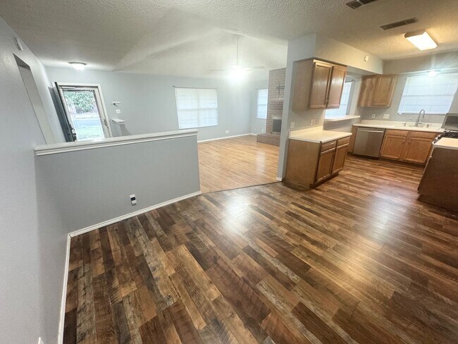 Building Photo - 3 Bed 2 Bath Ready To Rent ASAP!