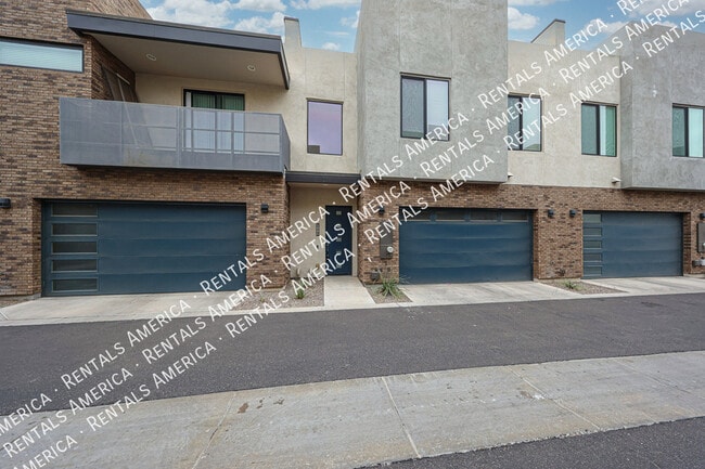 Building Photo - 901 S Smith Rd