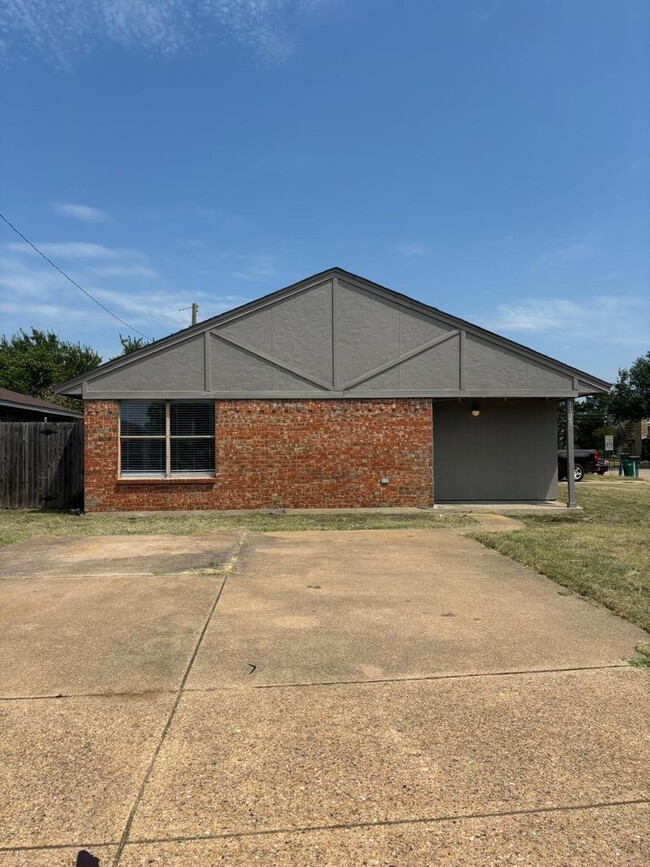 Building Photo - 1129-1131 Suburban Drive