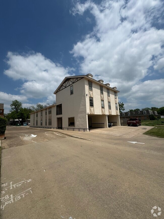Exterior Property - 225 E University Dr