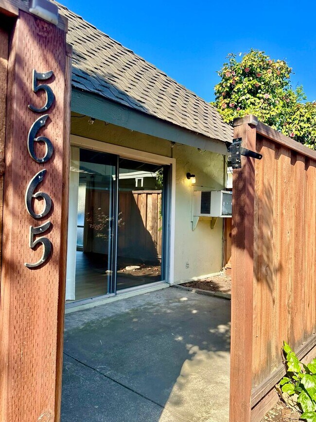 Building Photo - $2440 / BEAUTIFULLY REMODELED 2 BEDROOM CO...