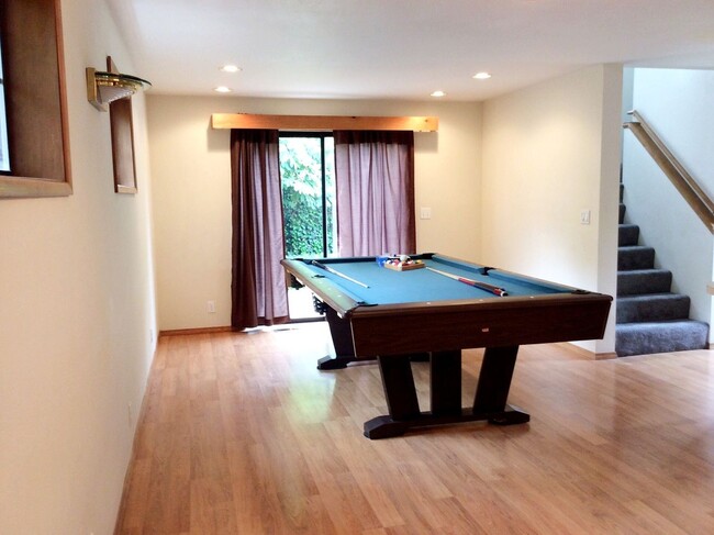 Foto del edificio - Large Remodeled 5 bed/3.5 bath with Attach...