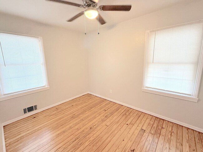 Building Photo - Cute Two Bedroom Home