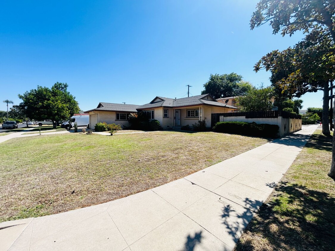 Primary Photo - Delightful 3 bedroom 1 1/2 Bathroom Single...