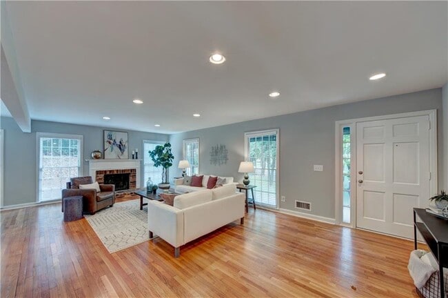 Building Photo - 4540 Club Valley Dr NE