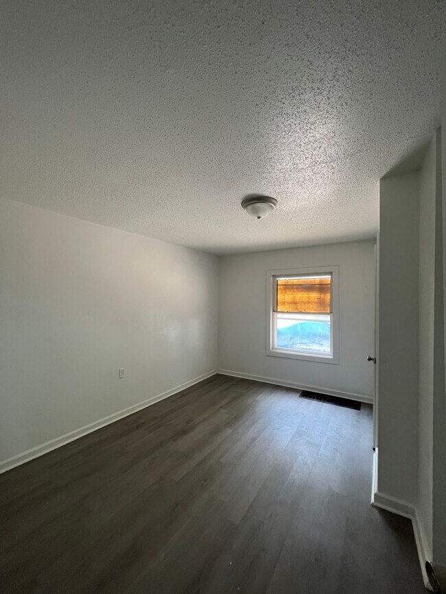 Foto del edificio - Available now recently remodeled 3 bedroom...