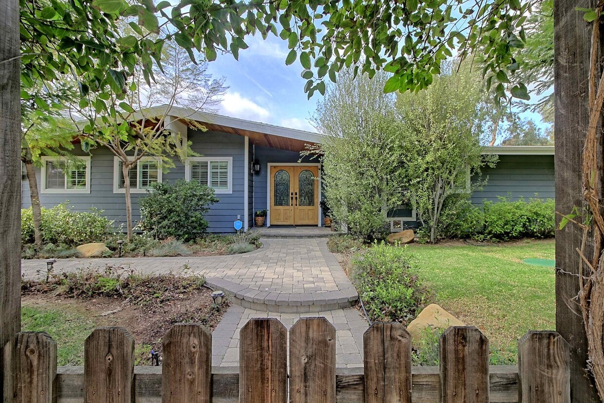 Primary Photo - 1675 Ramona Dr
