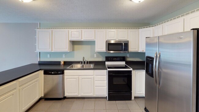 Building Photo - $995 PER BEDROOM! 3BR/2BA Condo Near UTK, ...