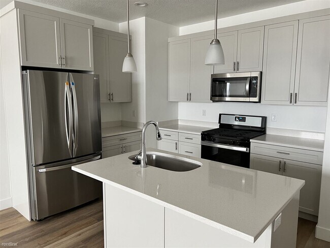 Foto del edificio - 4 br, 3.5 bath Townhome - 2025 South Sawmi...