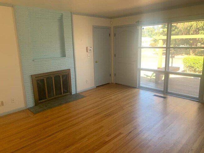 Foto del edificio - Colonial Style Home on Park-Like Grounds