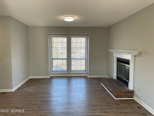 Foto del edificio - 120 Sandybrook Rd