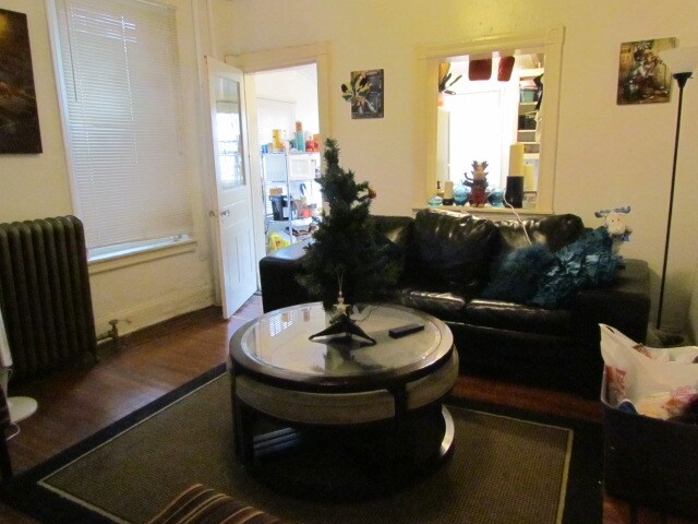 Sala de estar - 3331 Spring Garden St