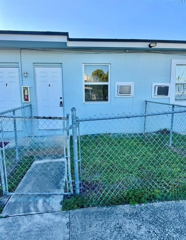 Building Photo - 4404 SW 22nd St