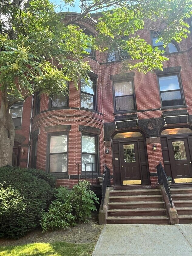 Primary Photo - 31 Longwood Ave