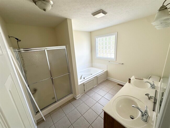 Foto del edificio - 3734 Woodbridge Ln