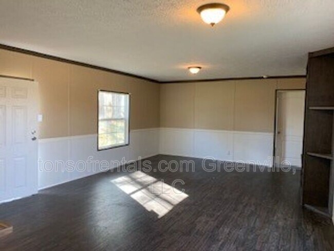 Foto del edificio - 717 Broadway School Rd