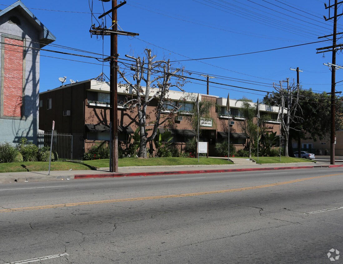 Primary Photo - 15405 Vanowen St