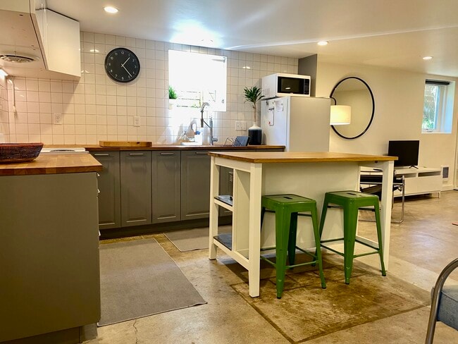 Kitchen Space - 3714 N Williams Ave