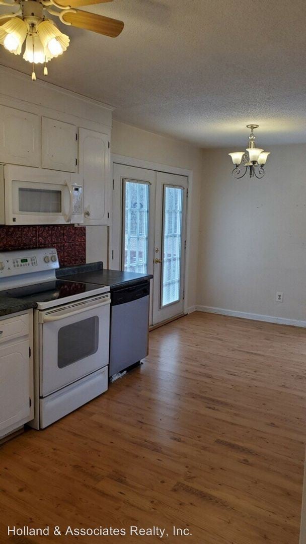 Building Photo - 3 br, 1.5 bath House - 208 Knollwood