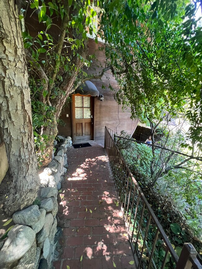 Su puerta principal - 8420 Lookout Mountain Ave