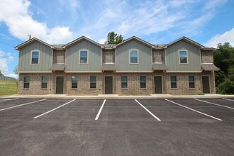 Building Photo - 1218 Brad Cir