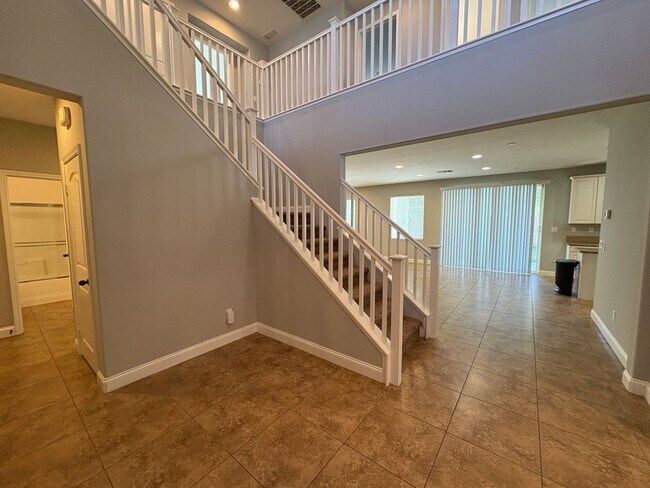 Foto del edificio - 5-bedroom, 3-bathroom home located in the ...