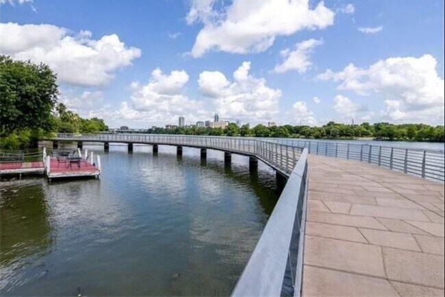 Foto del edificio - 1201 Tinnin Ford Rd