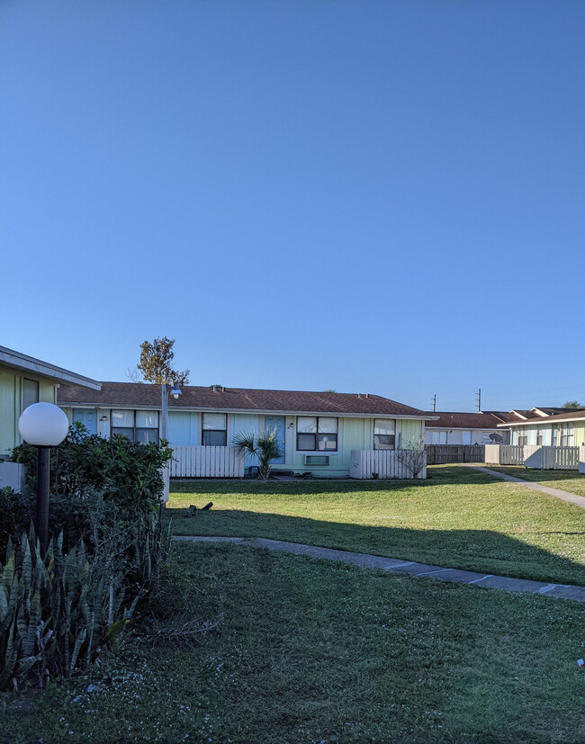 Building Photo - Villas of Cocoa