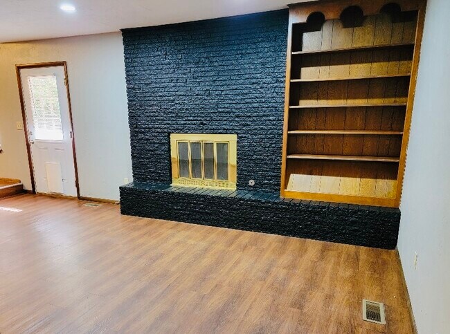 Building Photo - 9600 Sandy Ln