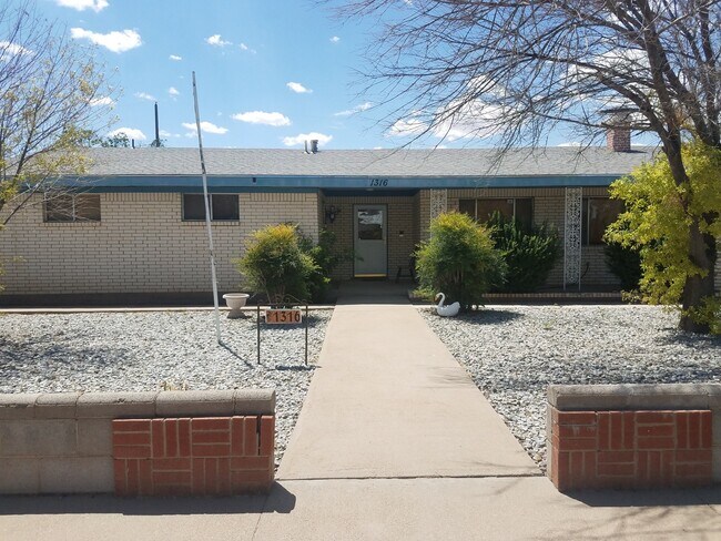 Foto del edificio - Beautifully Updated 3 Bedroom House ready for you to make it Home!