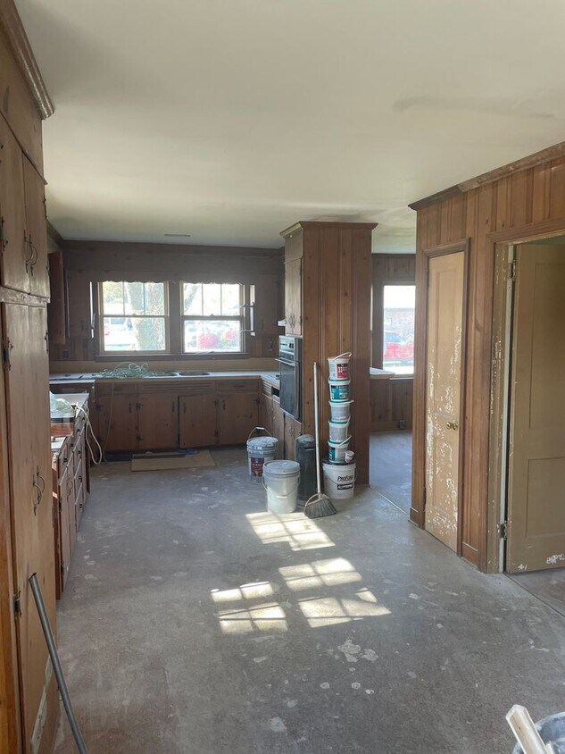 Building Photo - Completely Renovated Ranch