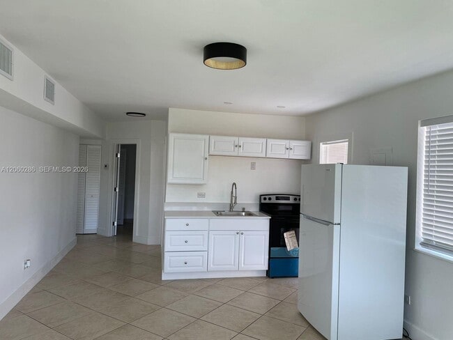 Foto del edificio - 2359 NW 32nd St