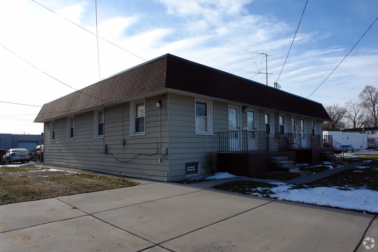 Building Photo - 28700 Utica Rd