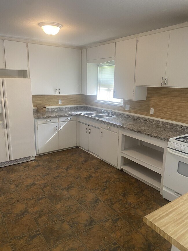 Building Photo - 2316 Sunny Ln