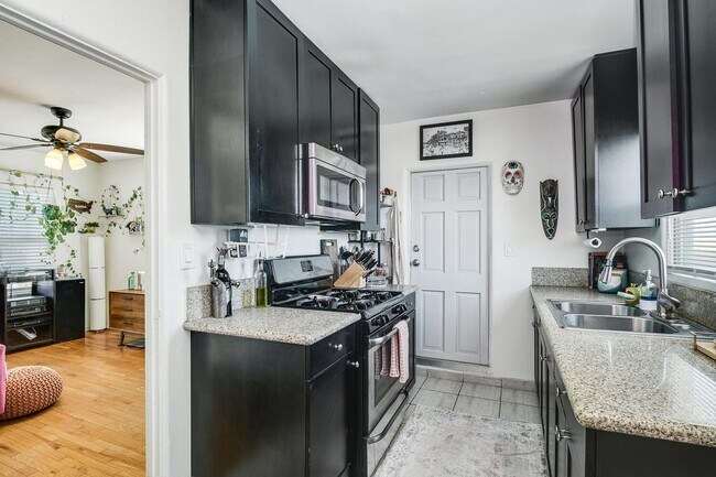 Building Photo - Upstairs One Bedroom Available in Talmadge!
