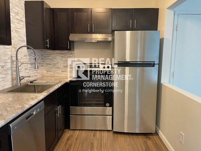 Building Photo - Bright 2-Bedroom with Private Deck & Heat ...