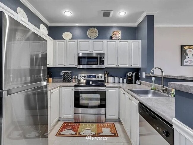 Building Photo - 1 Bedroom Condo  Seattle + FREE Parking