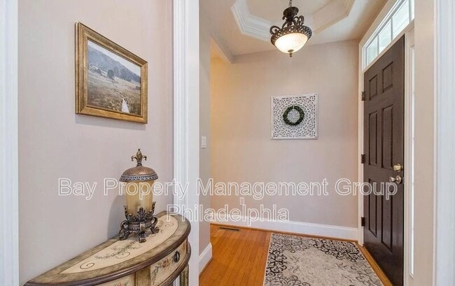 Building Photo - 570 Farmdale Cir