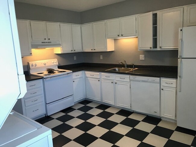 Photo - Bright & Beautiful Top Floor 2-bedroom 1 B... Apartment