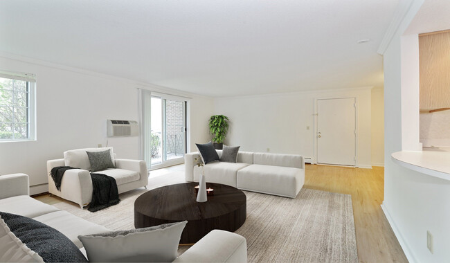 Spacious living room with opening to breakfast bar - Royal Crest Warwick Apartment Homes