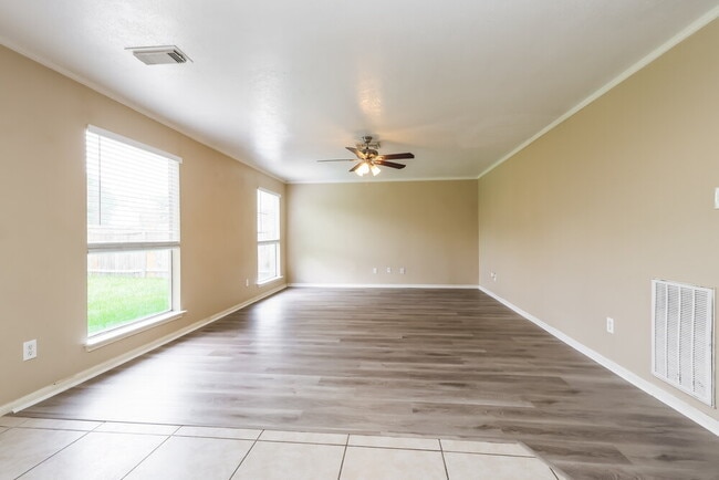Foto del edificio - 3015 Cinnamon Glen Dr