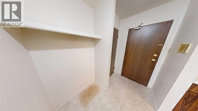 Building Photo - 9656 Hillcrest Dr