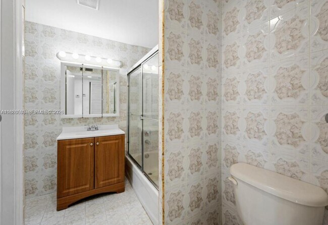 Foto del edificio - 1400 NE 169th St