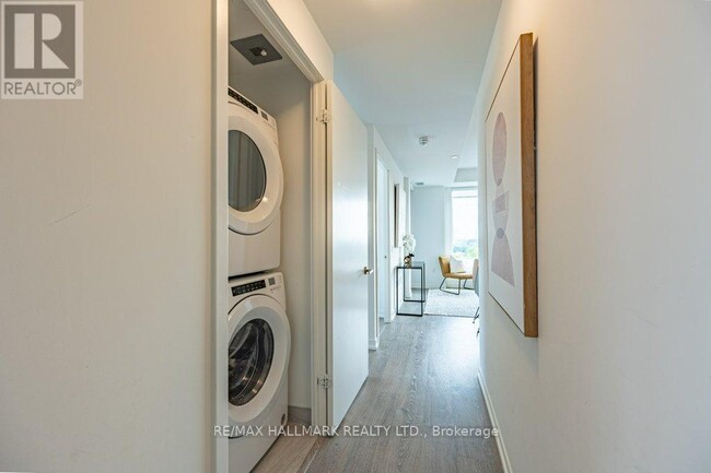 Photo du bâtiment - 8868-8868 Yonge St