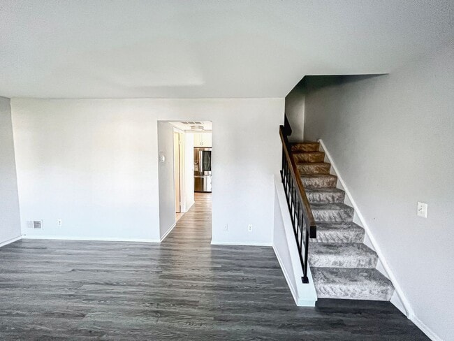 Building Photo - Recently Renovated Contemporary Apartment In Lovely Mosbys Landing